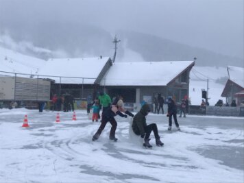 Skibetrieb im Erzgebirge läuft langsam an - Die Open-Air-Eisbahn am Fichtelberg war am Samstag geöffnet, Eisstockschießen möglich.