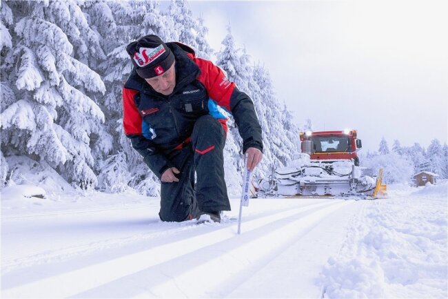 Skifahren in Sachsen: Im Erzgebirge locken zumindest Loipen - Das passt. Wilfried Ott war am Freitag im Fichtelberggebiet mit dem Pistenbully unterwegs, um Loipen zu spuren. 