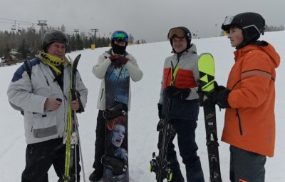 Skifahren mit 2G-Regel: Wie läuft die Saison in Eibenstock? - Friedrich Ganskow, Jonathan-Frederik Idsellis, Sven Hartebrodt und Luis Ronih (von links) aus Falkensee sind begeistert von der Skiarena in Eibenstock. 