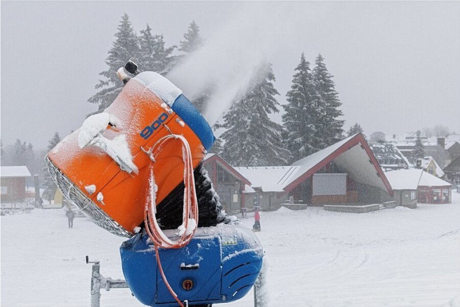 Skigebiete im Erzgebirge wollen am vierten Advent starten - Ohne Schneekanone geht nichts: Wie hier am Fichtelberg werden viele Skihänge im Erzgebirge technisch beschneit. In Bayern fordern Naturschützer wegen Klima- und Energiekrise den Verzicht auf Kunstschnee. 