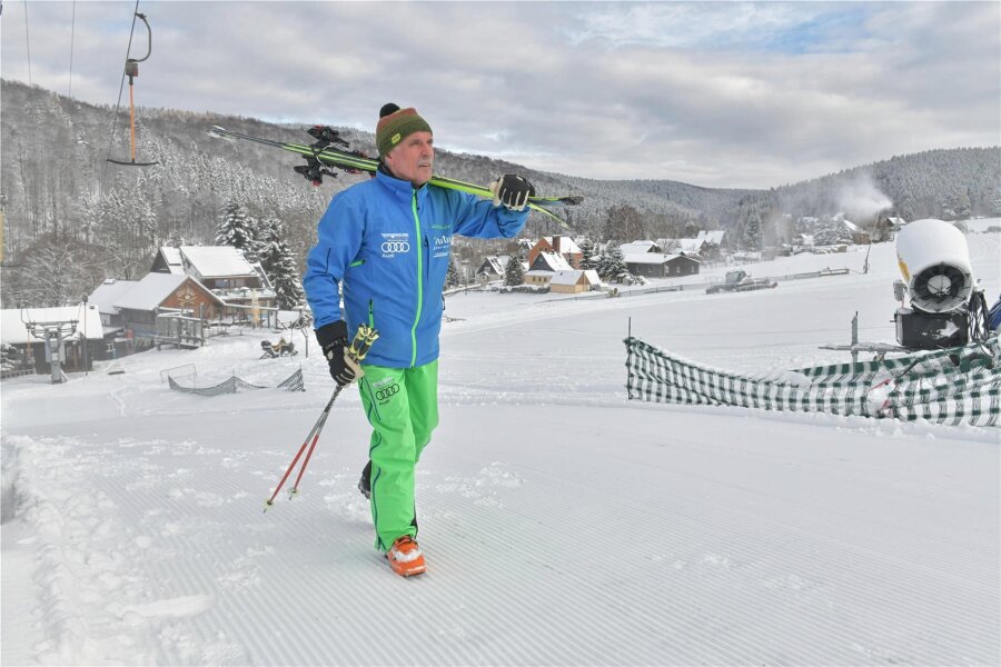 Skigebiete zwischen Freiberg und Neuhausen sind für Wintersportler gewappnet - Der Skihang in Holzhau ist auf den Ansturm der Abfahrtsläufer vorbereitet. Udo Jahn von der SG Holzhau kann es kaum erwarten, dass der Hang nun freigegeben wird.