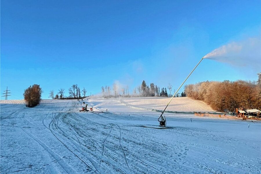 Skihang Falkenau: Die Schneekanonen laufen wieder - Seit der Nacht zum 7. Februar laufen am Skihang in Falkenau die Kanonen auf vollen Touren. 