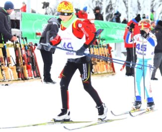 Skijäger schnappen sich sieben sächsische Siege - Biathlet Mats-Niklas Reim von der TSG Sehma - hier zu sehen während der Landesjugendspiele am Fichtelberg - lief damals am Schießstand auf Neo Dademasch von der SG Schmiedeberg auf. In Altenberg gewann er jetzt zur Sachsenmeisterschaft Gold und Silber. 