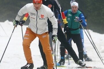 Skiläufer freuen sich über alten "Neuschnee" - Als Lok vornedran: Der ehemalige Weltklasse-Skilangläufer René Sommerfeldt führt seine Sportler über den präparierten Naturschnee am Fichtelberg. 