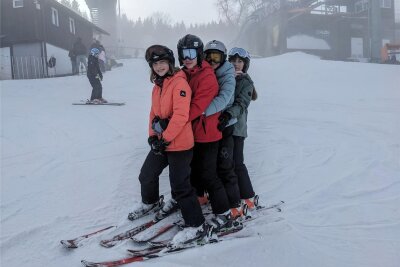 Skilager des Gymnasiums Frankenberg in Sayda: So geht Winterlager bei sechs Grad Celsius - Die Schüler auf der Piste im tschechischen Kliny.