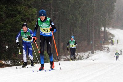 Skilangläufer des ATSV Gebirge/Gelobtland präsentieren sich bei Landesmeisterschaft in starker Form - In der Staffel sicherte Schlussläufer Magnus Hunger (l.) dem ATSV Rang 3, nachdem zuvor Lea Schmieder und Marielle Wieland in der Loipe waren.