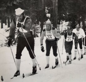 Skilangläufer skizzieren Spezielles - Immer am ersten Wochenende im März ist in Schweden Aufruhr wegen der Wasalaufzeit. 1975 gewann Gert-Dietmar Klause (vorn) als erster Mitteleuropäer dieses 90 Kilometer lange Skirennen. Kurz nach diesem Schnappschuss rief Gerhard Grimmer (2. v. l.) damals seinem führenden Mannschaftskollegen zu: "Hau ab!" Klause tat es - und gewann.