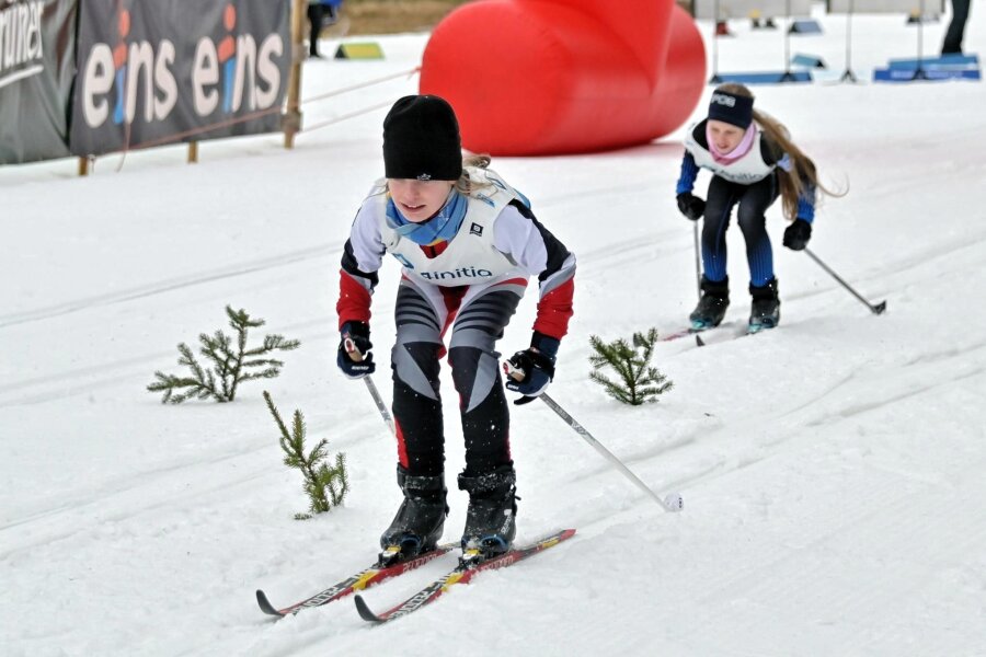 Skilanglauf: Starter aus Annaberger Region haben oft Grund zum Jubeln - Frida Dost (l.) vom SV Neudorf kam mit den veränderten Bedingungen hervorragend zurecht. Sie feierte einen Doppelerfolg bei den Landesmeisterschaften, gewann sowohl den Sprint als auch das Distanzrennen.