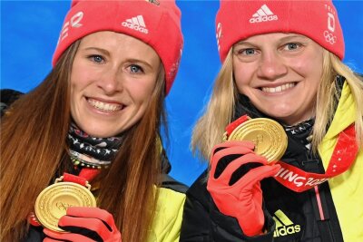 Skilanglauf: Weitere Ehrung für Olympiasiegerin Katharina Hennig - Katharina Hennig (l.) und Victoria Carl (r) feiern olympische Goldmedaille.