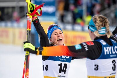 Skilanglauf-Weltcup in Oberhof: Katharina Hennig legt mit Platz zwei für Schwester Hanna vor - Die zweitplatzierte Katharina Hennig (links) vom WSC Oberwiesenthal jubelt mit ihrer olympischen Goldpartnerin Victoria Carl, die sich über Rang vier freut.