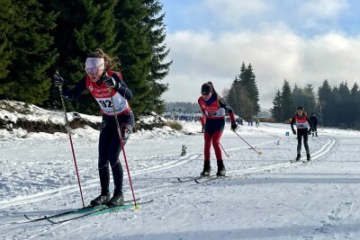 Skilanglauf-Wettkampf in Mühlleithen: "Die Kinder haben es verdient!" - Links Nele Reyer (Startnummer 92), die Siegerin der U 15 vom VSC Klingenthal, dahinter Esther Leistner (Startnummer 80), Siegerin der U 12, ebenfalls vom VSC Klingenthal.