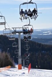 Skilift-Betreiber im Vogtland fordern Öffnung nach dem Vorbild von Tierparks - Der Sessellift der Skiwelt Schöneck ist an guten Tagen - wie hier im Januar 2019 - stets gut besetzt. Derzeit gilt deshalb ein Betriebsverbot.