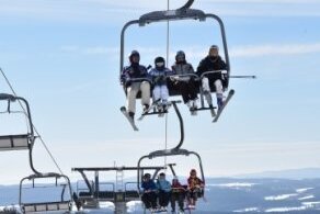 Skilift-Betreiber im Vogtland fordern Öffnung nach dem Vorbild von Tierparks - Der Sessellift der Skiwelt Schöneck ist an guten Tagen - wie hier im Januar 2019 - stets gut besetzt. Derzeit gilt deshalb ein Betriebsverbot.