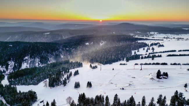 Skilifte im Erzgebirge in der Übersicht - Die Schneefälle am letzten Winterferienwochenende haben die Aussichten für die "kleineren Skigebiete" in den Hanglagen des Erzgebirges noch einmal spürbar verbessert.