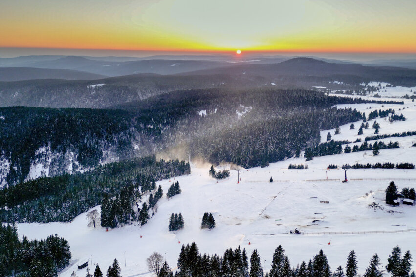 Skilifte im Erzgebirge in der Übersicht - Die Schneefälle am letzten Winterferienwochenende haben die Aussichten für die "kleineren Skigebiete" in den Hanglagen des Erzgebirges noch einmal spürbar verbessert.
