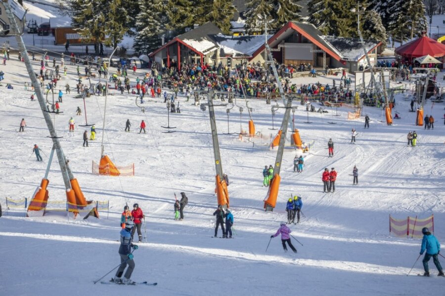 Skisaison am Fichtelberg kann am Freitag starten - Die Liftbetreiber in Oberwiesenthal haben rangeklotzt. Fürs ganze Skigebiet reicht der Schnee allerdings noch nicht.