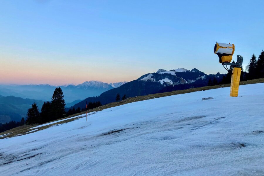 Skisaison grün-weiß: Hat alpiner Skilauf Zukunft? - Eine Schneekanone steht auf knapp 1100 Meter Höhe am Sudelfeld: In den Bergen fehlt es an Schnee, selbst für künstliche Beschneiung ist es oft zu warm.