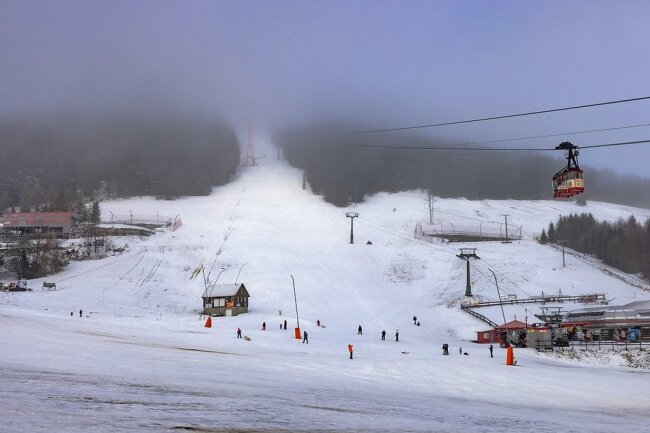 Bild mit Symbolcharakter: Ob es in diesem Winter am Fichtelberg offiziellen Skibetrieb geben wird, ist nach wie vor unklar. 