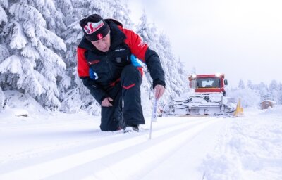Skisaison-Start: Loipen locken Langläufer - Das passt. Wilfried Ott war am Freitag im Fichtelberggebiet mit dem Pistenbully unterwegs, um Loipen zu spuren. 