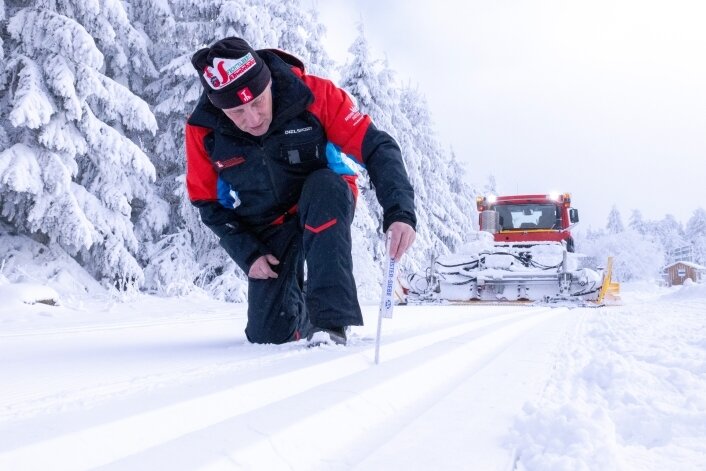 Skisaison-Start: Loipen locken Langläufer - Das passt. Wilfried Ott war am Freitag im Fichtelberggebiet mit dem Pistenbully unterwegs, um Loipen zu spuren. 