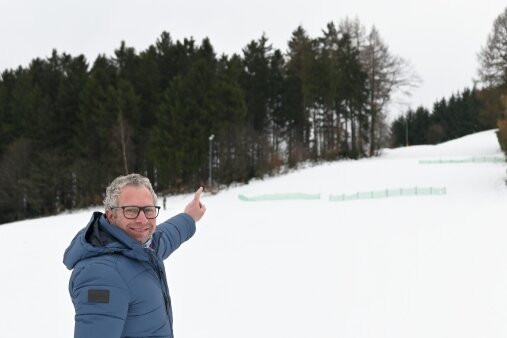Jens Kriegel, Vorsitzender des TuS Zwönitz, hofft, dass der Lift am Ziegenberg-Skihang in dieser Woche in Betrieb gehen kann. 
