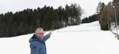 Skisportfreunde verschieben Saisonstart - Jens Kriegel, Vorsitzender des TuS Zwönitz, hofft, dass der Lift am Ziegenberg-Skihang in dieser Woche in Betrieb gehen kann. 