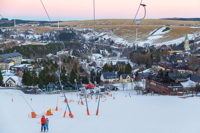 Nur an den künstlich beschneiten Skihängen wie hier in Oberwiesenthal sowie direkt auf dem Kamm sind Langlauf und Abfahrt möglich.  