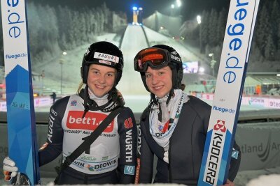 Skispringen in Klingenthal: Damen halten beim Heimspiel die Sachsenfahne hoch - Pia Lilian Kübler (rechts) und Josephin Laue haben am Samstag erneut die Chance, sich für den Weltcupwettbewerb zu qualifizieren.