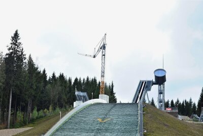 Skispringen in Klingenthal: Sommer Grand Prix erstmals mit Windsegel - Vogtland-Arena Klingenthal.