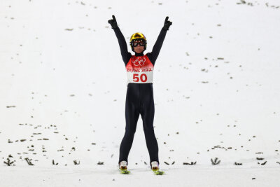 Skispringer Karl Geiger gewinnt Olympia-Bronze - Karl Geiger aus Deutschland feiert nach dem Sprung.