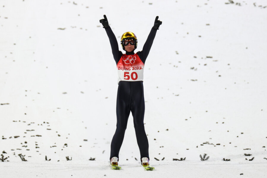 Skispringer Karl Geiger gewinnt Olympia-Bronze - Karl Geiger aus Deutschland feiert nach dem Sprung.