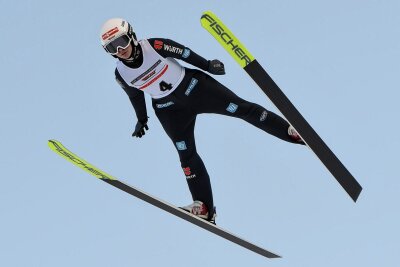 Skispringerin des VSC Klingenthal fliegt zu Silbermedaille mit Goldschimmer - Julina Kreibich hat in der zweiten Saisonhälfte zum Höhenflug angesetzt. Das Foto zeigt sie bei einem Wettbewerb des Deutschlandpokals, der im Januar im österreichischen Seefeld ausgetragen wurde.