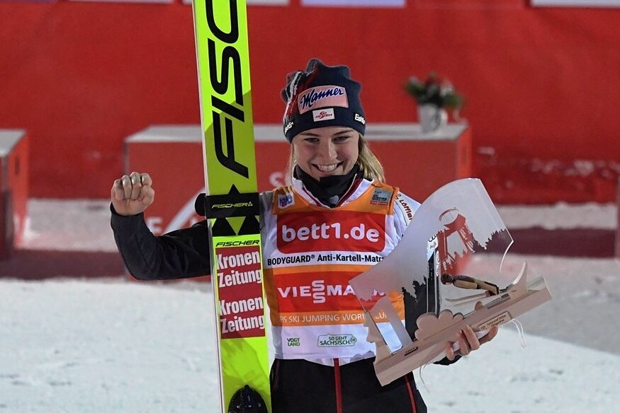 Skispringerin Marita Kramer: "Fliegende Holländerin ist für mich okay" - Strahlende Siegerin auch ohne Fanjubel in der Vogtland-Arena: Marita Kramer aus Österreich. 