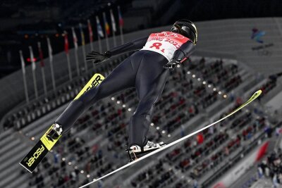 Skispringerin Selina Freitag: Nach Olympiazittern nun Weltcupalltag - Nur Fliegen ist schöner: Selina Freitag im olympischen Mixedteamwettbewerb, der vom Anzugskandal überschattet wurde.