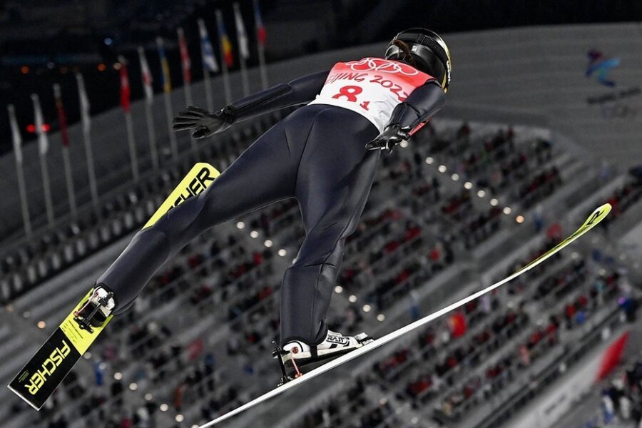 Nur Fliegen ist schöner: Selina Freitag im olympischen Mixedteamwettbewerb, der vom Anzugskandal überschattet wurde.