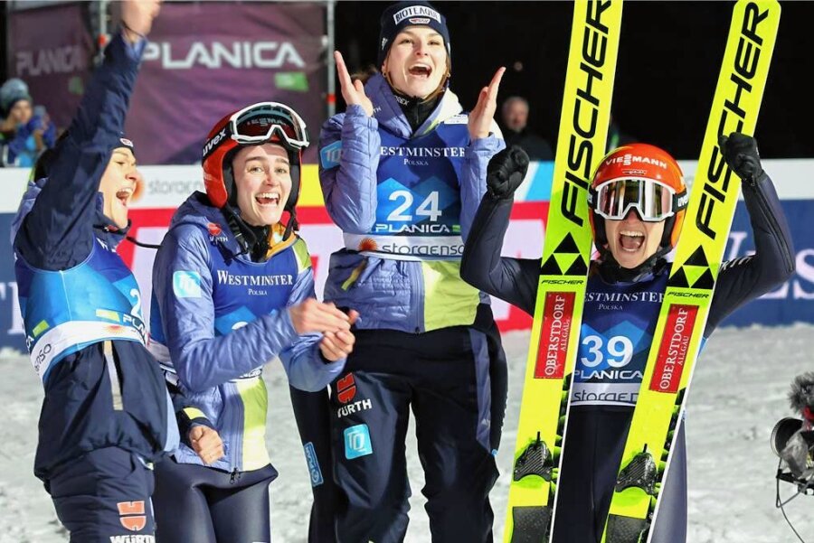 Skispringerin Selina Freitag: Noch nie so über Platz vier gefreut - Grenzenlose Freude bei Luisa Görlich, Selina Freitag, Anna Rupprecht und Weltmeisterin Katharina Althaus (von links). 