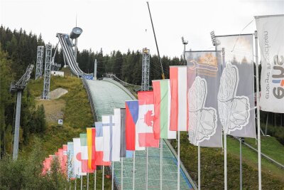 Skisprung-Weltelite im Vogtland: Veranstalter hofft auf 10.000 Fans in Klingenthal - Sportler aus 15 Ländern gehen in Klingenthal an den Start.