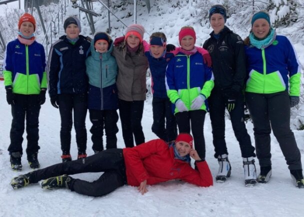 Skitalente überraschen ihre Trainerin - Die Trainerin liegt ihren Schützlingen zu Füßen: Isabel Jakob mit den jungen Aktiven des Skivereins Großwaltersdorf, die beim Sachsenpokal in Klingenthal überzeugen konnten. 