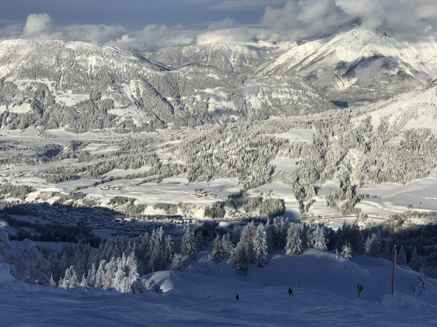 Skiurlaub in den Alpen - gefährlich oder ein Wintertraum? - Selten so schön: Blick von 1600 Metern Höhe ins Pillerseetal in den Kitzbüheler Alpen.