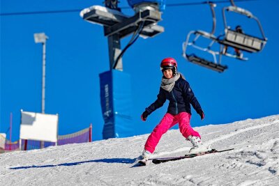 Skiwelt Schöneck eröffnet zum zweiten Mal die Saison - Solche Tage in der Skiwelt lieben die Wintersportfreunde: Blauer Himmel, Sonnenschein und eine gute Schneeunterlage.