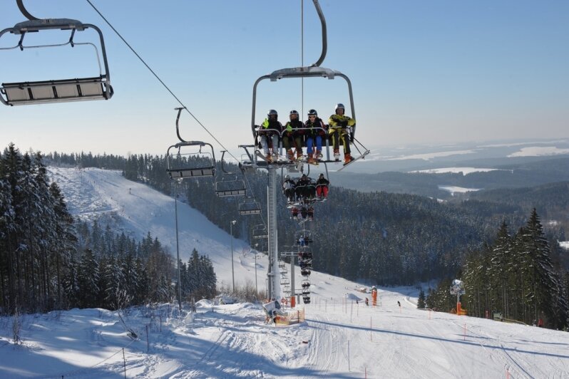 Skiwelt Schöneck fährt seit Eröffnung zweitbeste Saison ein - Die Skiwelt in Schöneck mit dem Vierersessellift.