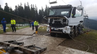 Skiwelt Schöneck: Verunglückter Betonmischer wird geborgen - Am Donnerstag wurde der Betonmischer geborgen.