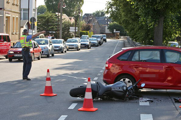 Skoda-Fahrer missachtet Vorfahrt: 25-jähriger Biker schwer verletzt - 