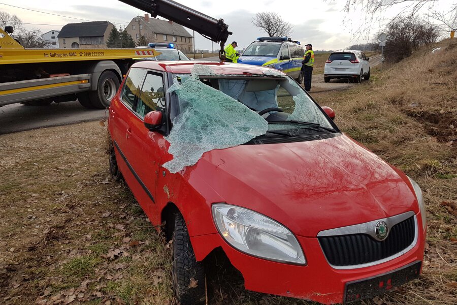 Skoda-Fahrerin bei Unfall schwer verletzt - ...kam bei der Bergung schweres Gerät zum Einsatz.