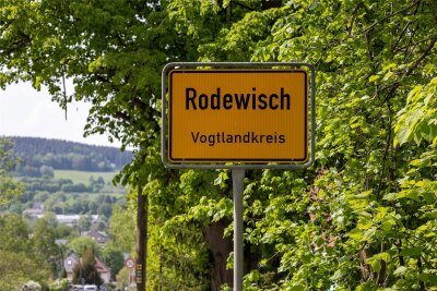 Skoda-Fahrerin übersieht in Rodewisch Fußgänger - Symbolbild: David Rötzschke