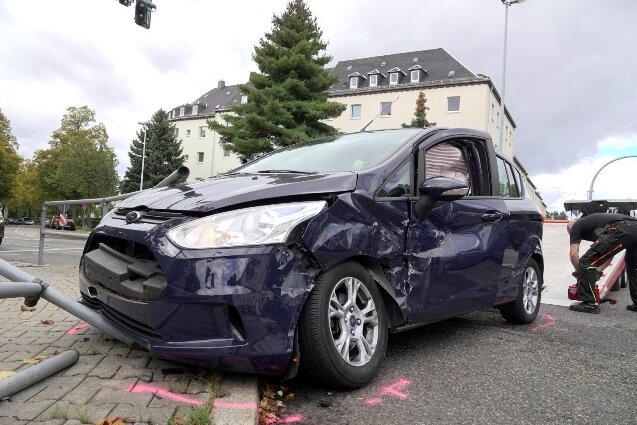 Skoda kollidiert mit Ford - Zwei Verletzte - 