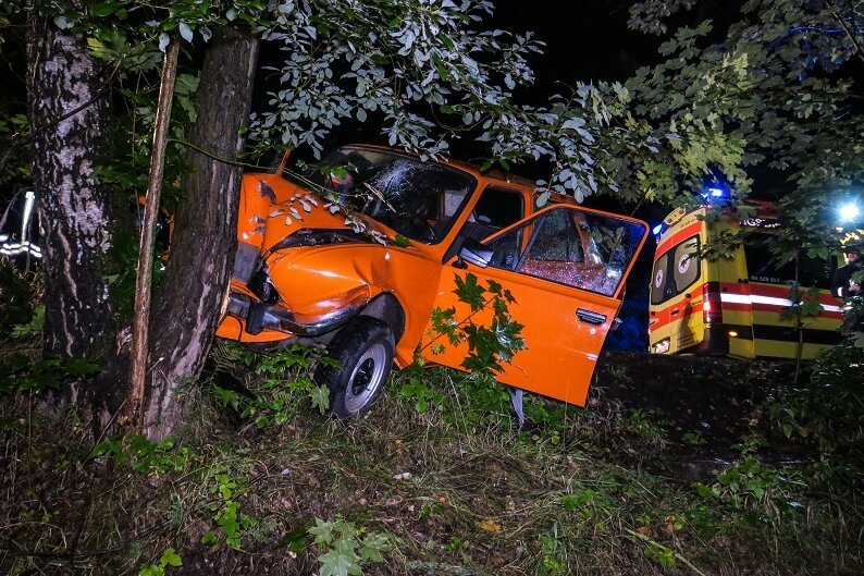 Skoda kommt von der Straße ab: Fahrer schwer verletzt - Ein betrunkener 26-jähriger Škoda-Fahrer ist bei einem Unfall am frühen Samstagmorgen schwer verletzt worden. 