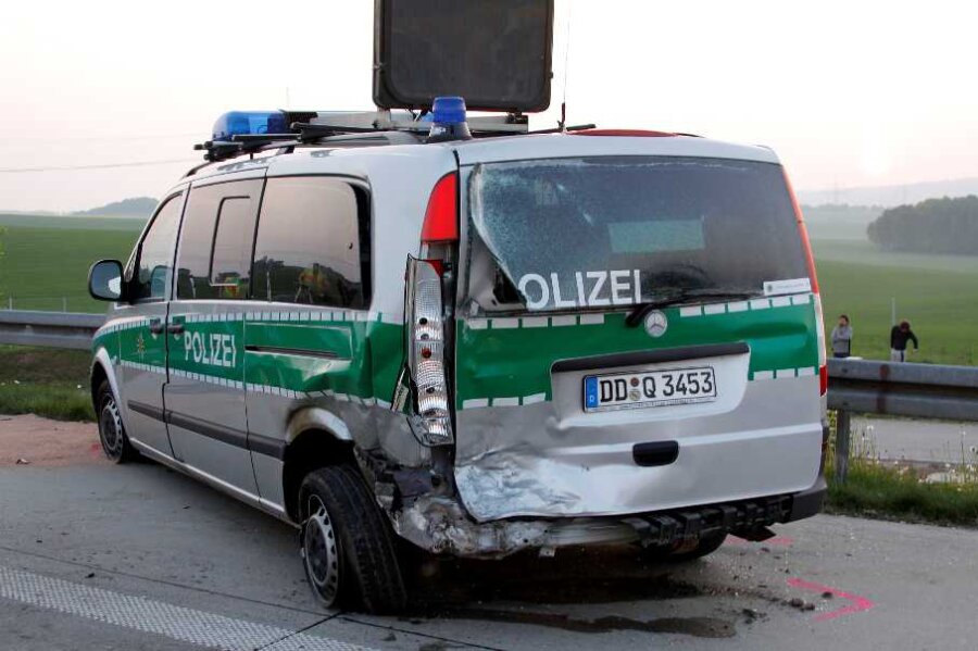 Skoda kracht auf Polizeifahrzeug - 