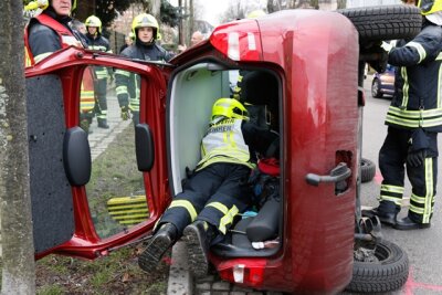 Skoda nach Unfall umgekippt - Fahrerin eingeklemmt - 