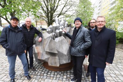 Skulptur kehrt zurück: Warum der Kristall von Freiberg jetzt auf dem Kopf steht - Jochen Schmieder, Uwe Kaden, Volker Benedix, Martin Seltmann und Sven Krüger (v. l.) mit dem neugestalteten Kristall in Freiberg.